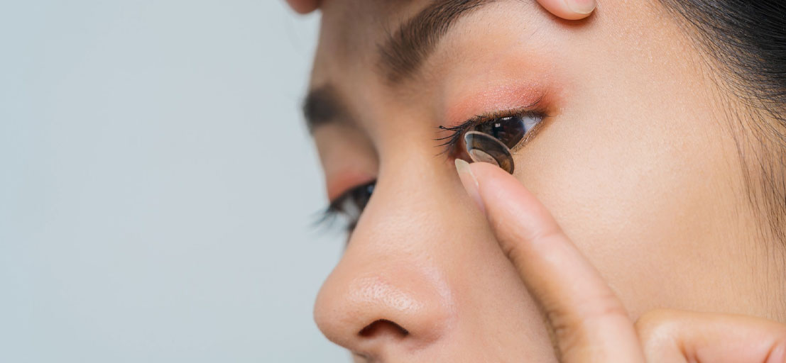 woman wearing contact lensn