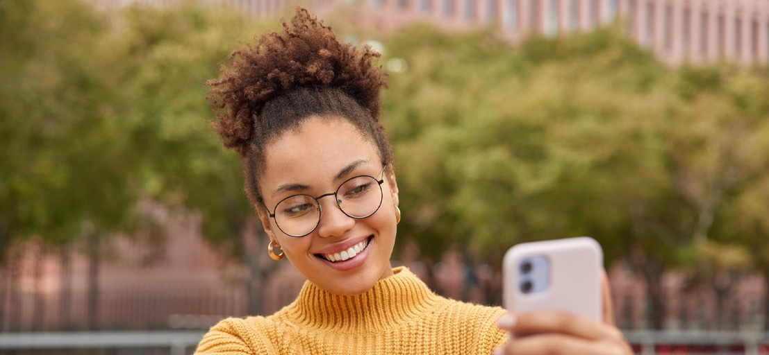 woman wearing round glasses