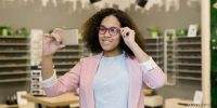  Mujer con gafas graduadas